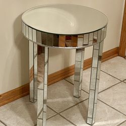 Gorgeous Mirrored Side Table! 18”x24”h NEW