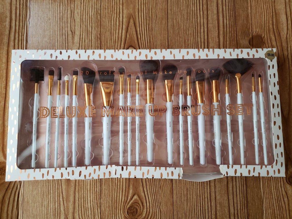 Brand New In Box: Makeup Brush Set