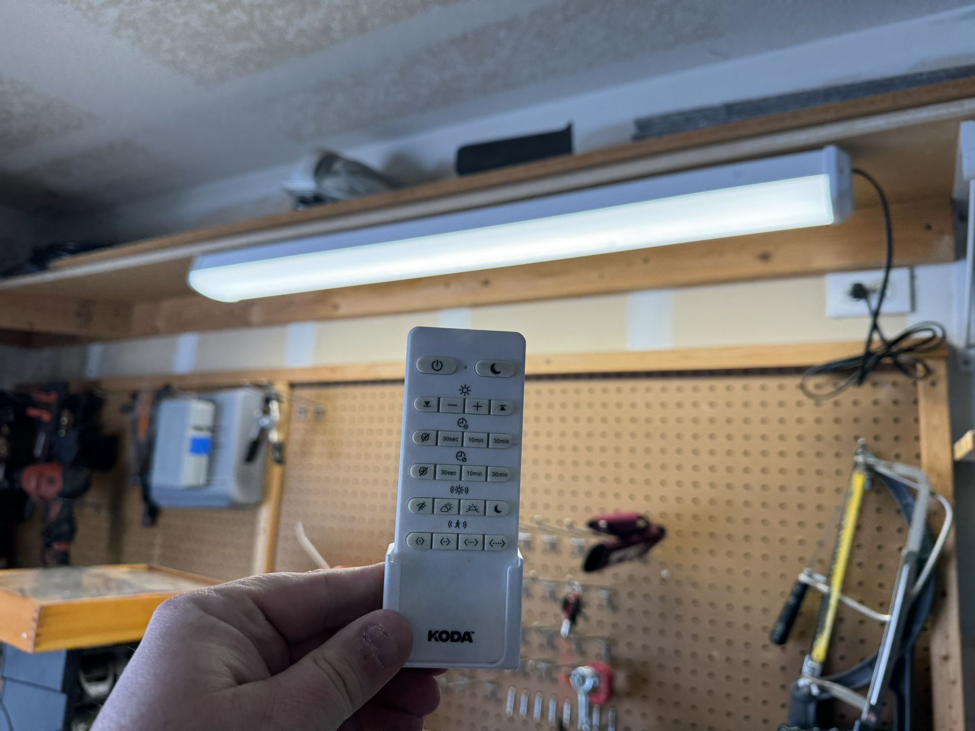 Smart Sensor Shop Light With Remote