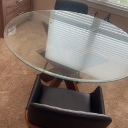 Dining Room Table & Chairs 