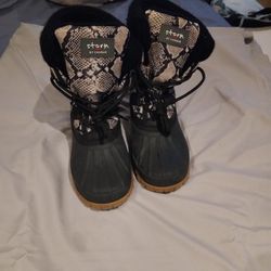 Women’s winter waterproof boots sz 6