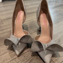 Betsey Johnson Silver Glitter Bow Accent Spool Heel Pump Slip On Women's US 7.5