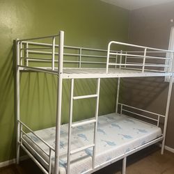 Twin bunk bed