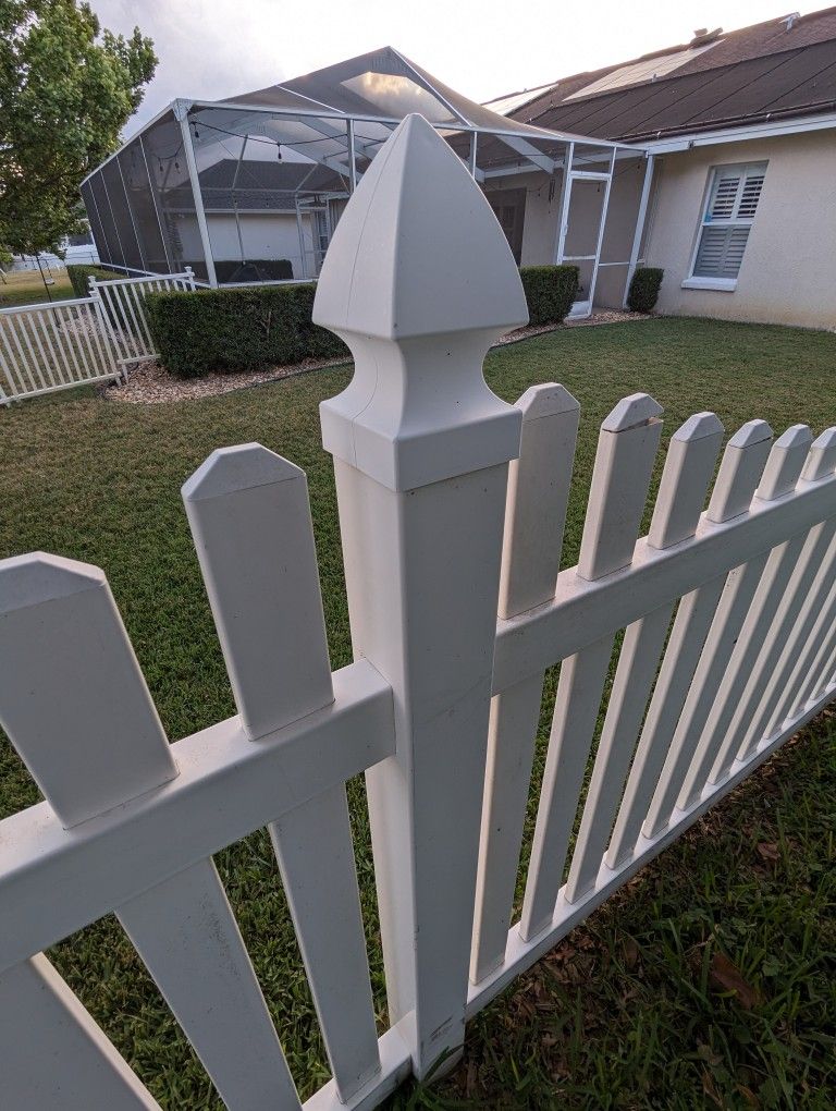 Used 4 ft X 6 ft Scalloped Vinyl White Fence Panels (21 Panels + Gate + 4" Posts + Post Caps)
