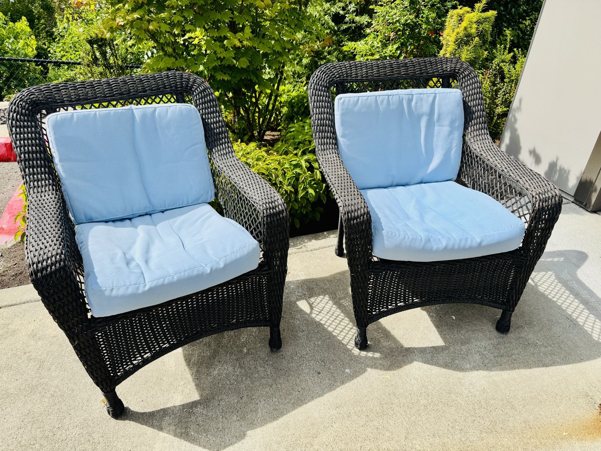 4 Chair, Round Table Patio Set W Free Umbrella And Cushions
