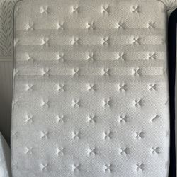 Leesa Queen Mattress