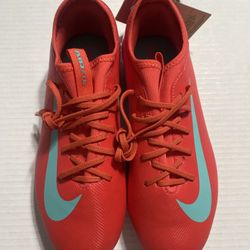Youth Nike Soccer Cleats Size 6 