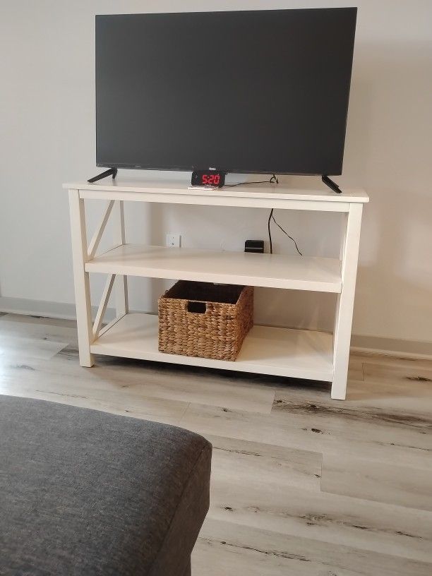 TV Stand Good Condition 44"X  17" 30" Tall 