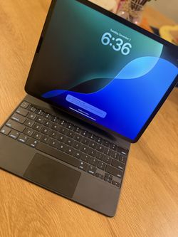 iPad Pro 5th Gen (12.9”, 256GB) + Magic Keyboard – Excellent Condition