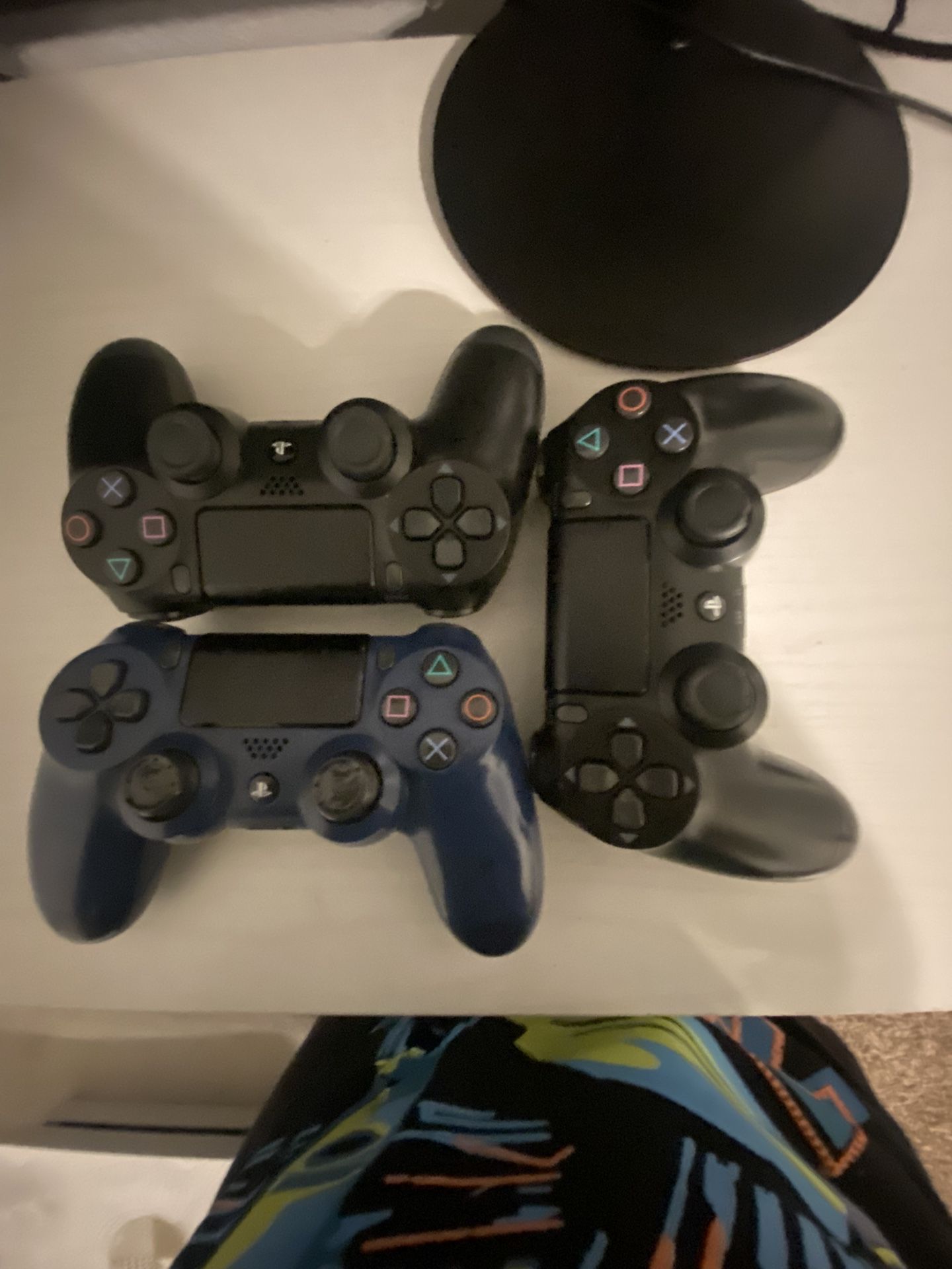 Limited edition Destiny 2 Playstation + 3 controllers
