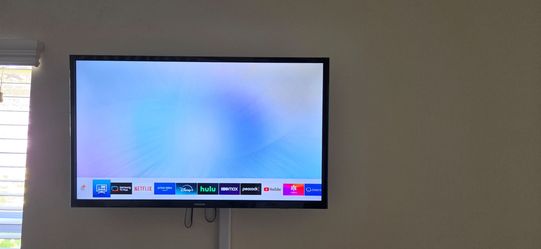 3 samsung tv smart por el precio de 1 todos con sus base de pared incluido