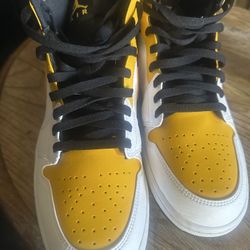 Jordan 1 Mid University Gold