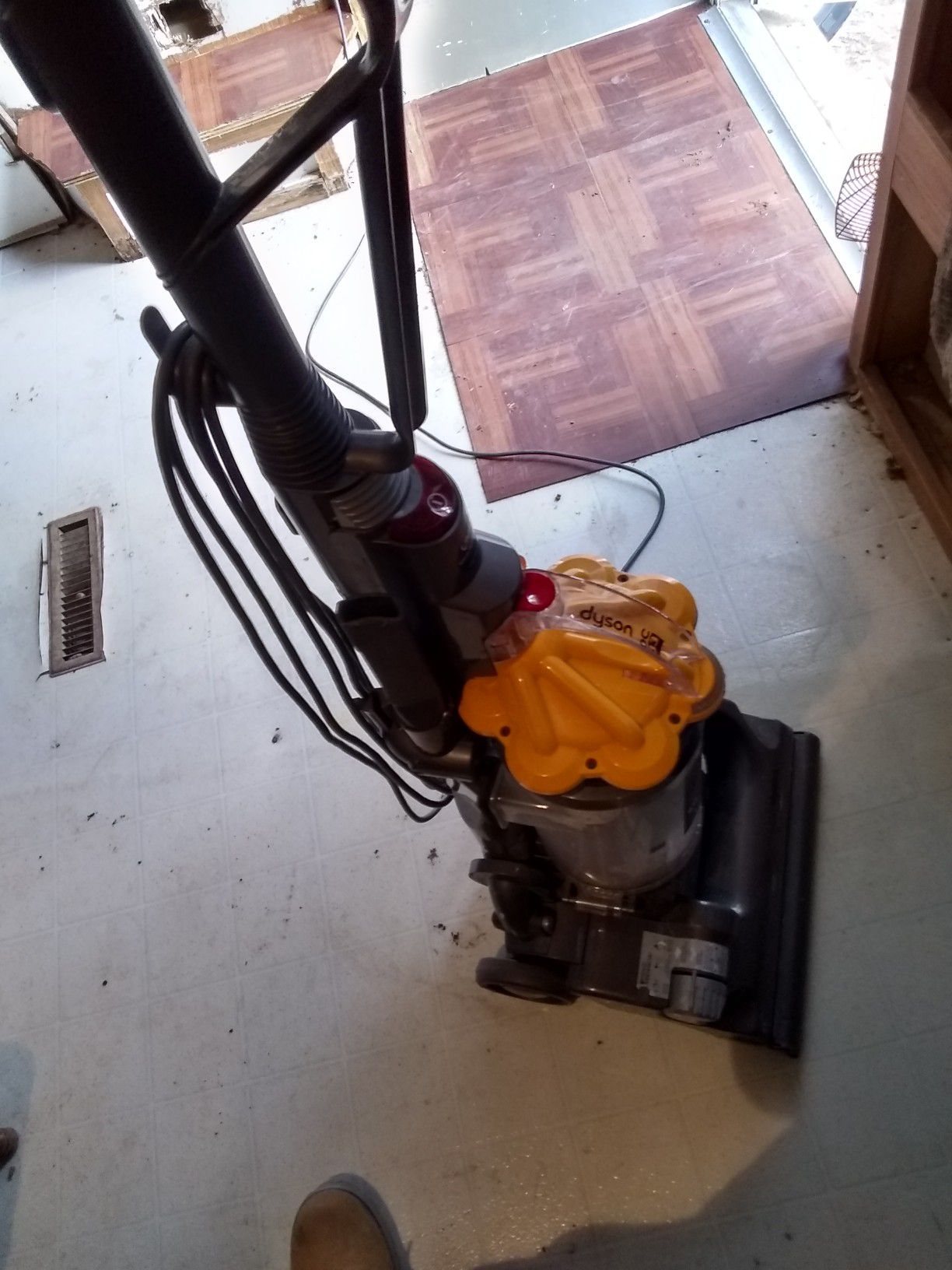 I have a great working DYSON DC33 multi floor upright vacuum with all attachmens in good shape n a new filter,,,225$$$