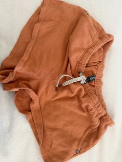Vuori lounge shorts