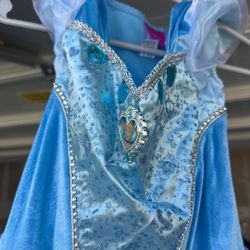 Looks like a 6 to 7 no tag outfit