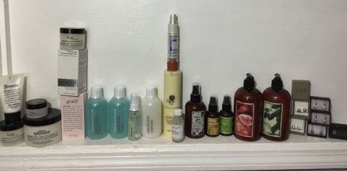 Miscellaneous beauty products/earrings