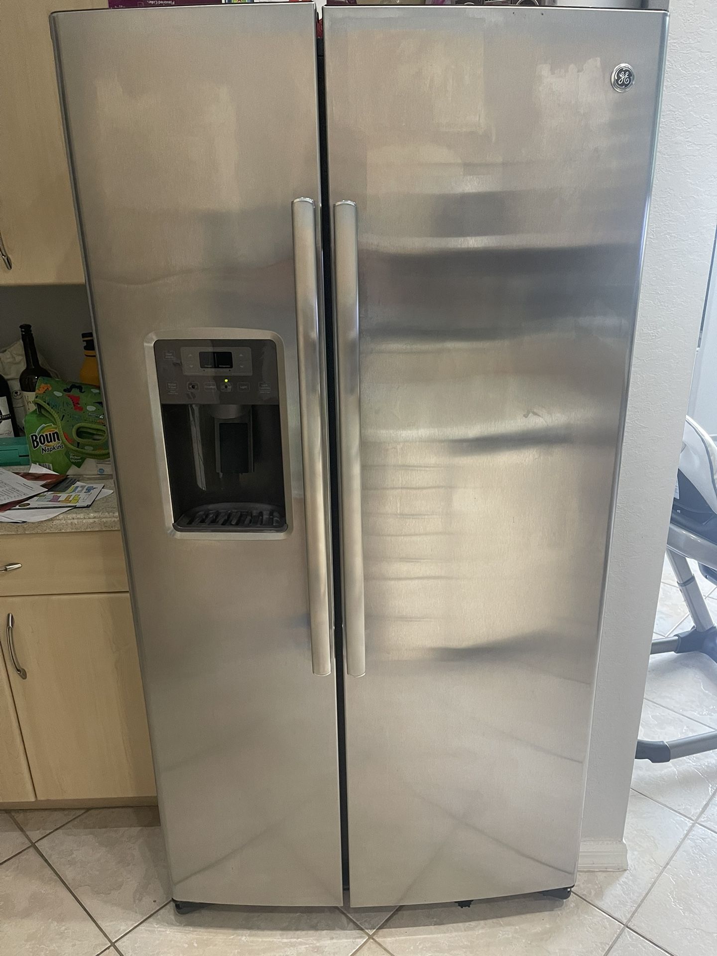 GE ENERGY STAR 25.3 Cu. Ft. SideBySide Refrigerator Model GSE25HSHS