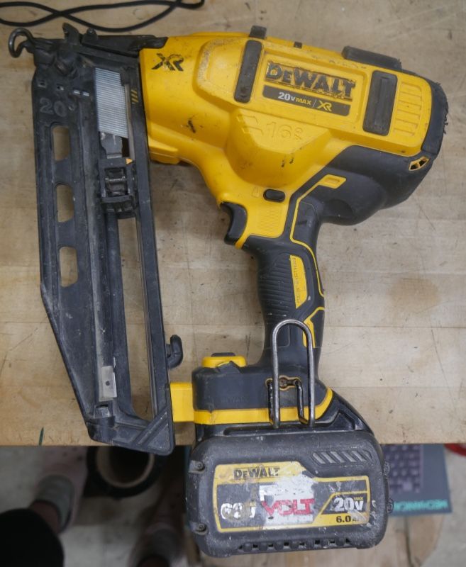 Dewalt Nail Gun DCN660 with battery 887138-2