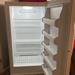 Sears Kenmore Upright Freezer/ Like New Condition 