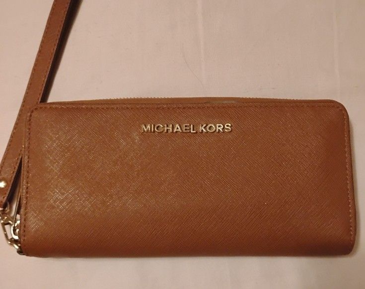 Michael Kors Wallet Like New With Wrist Strap