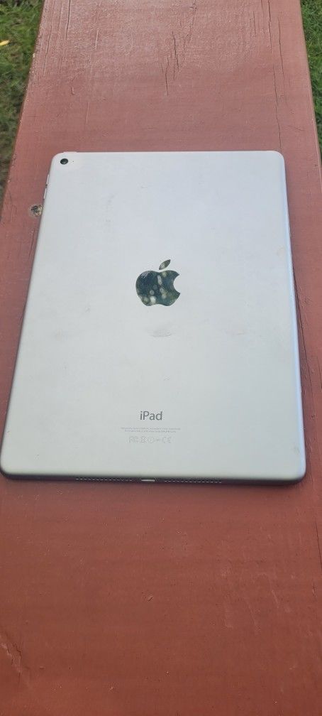 Apple IPad Second Gen / Bluetooth Keyboard