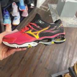 Women’s Mizuno Sizes 6,6.5,7 Left Sale $ 60.00