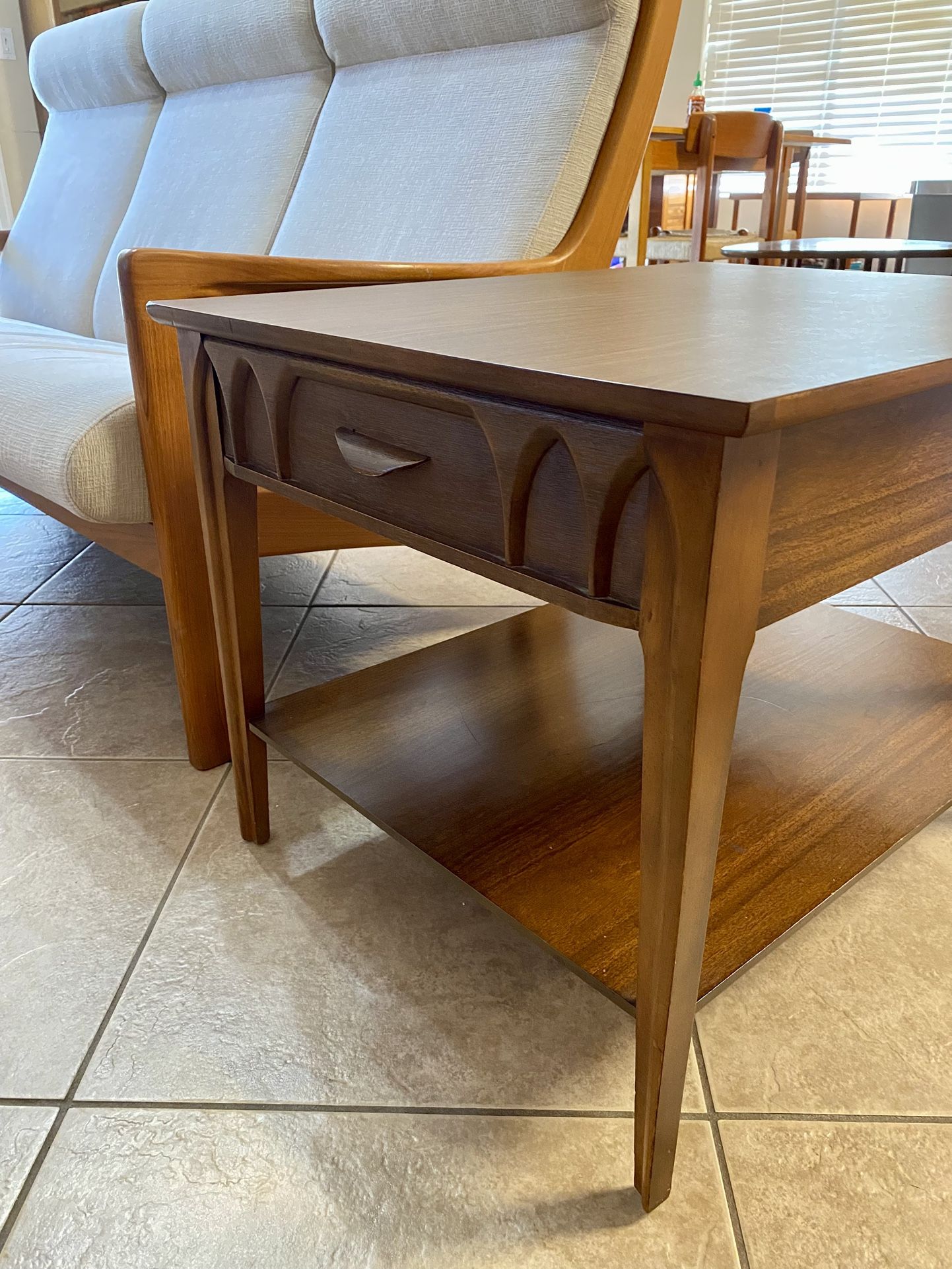Mid-century modern side table/end table
