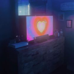 Dresser for sale w mirror