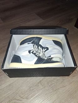 Woman's Air Jordan 1. Size : 8.5