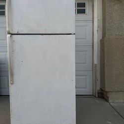 White Refrigerator /Freezer Brand: ROPER Model: R1148KXK002 Dimensions: 28”(W)x30”(D)x62”(H) Great working Located in North Fontana