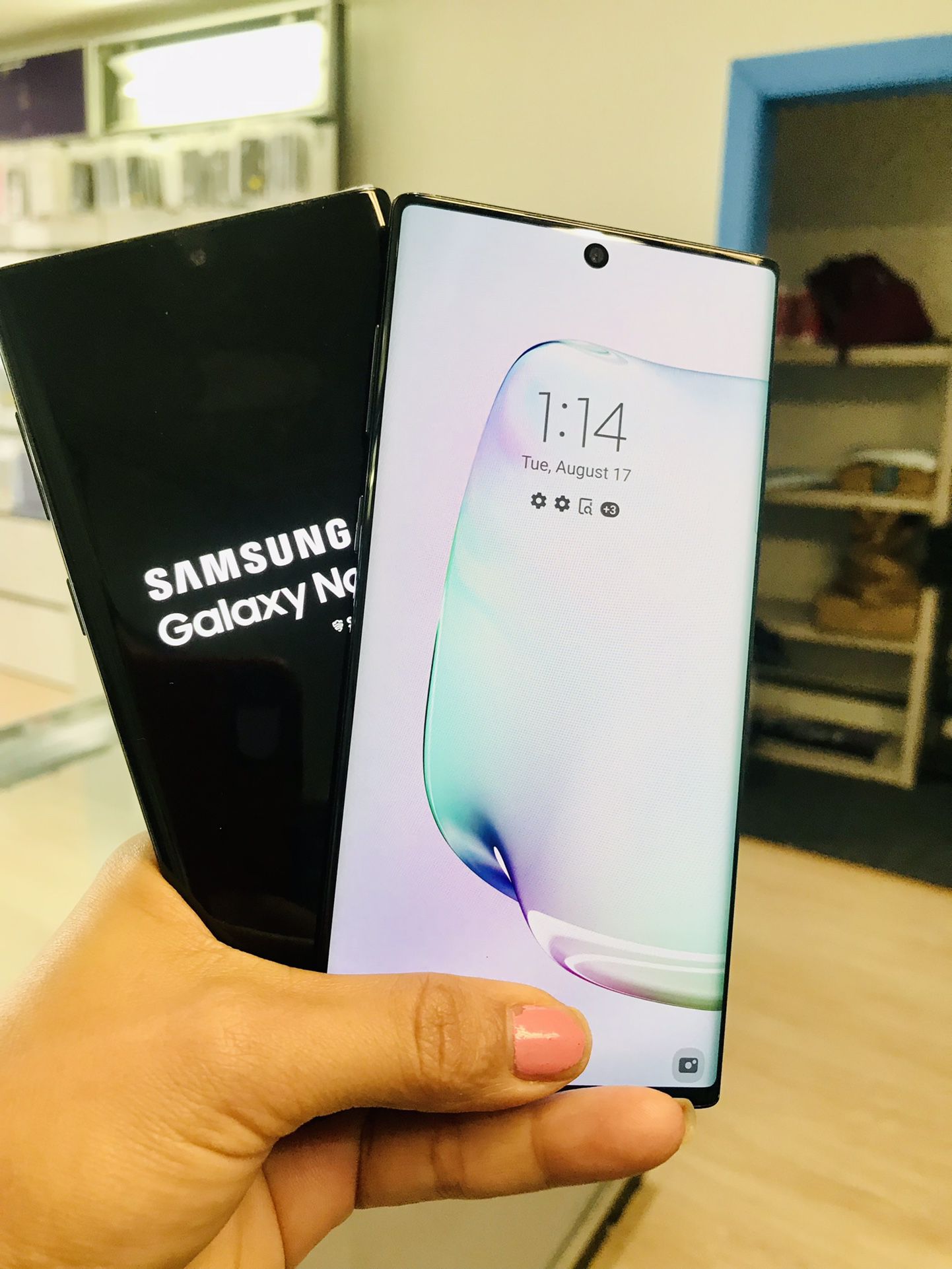 Samsung galaxy note 10  256 gb unlocked , sold with store warranty 