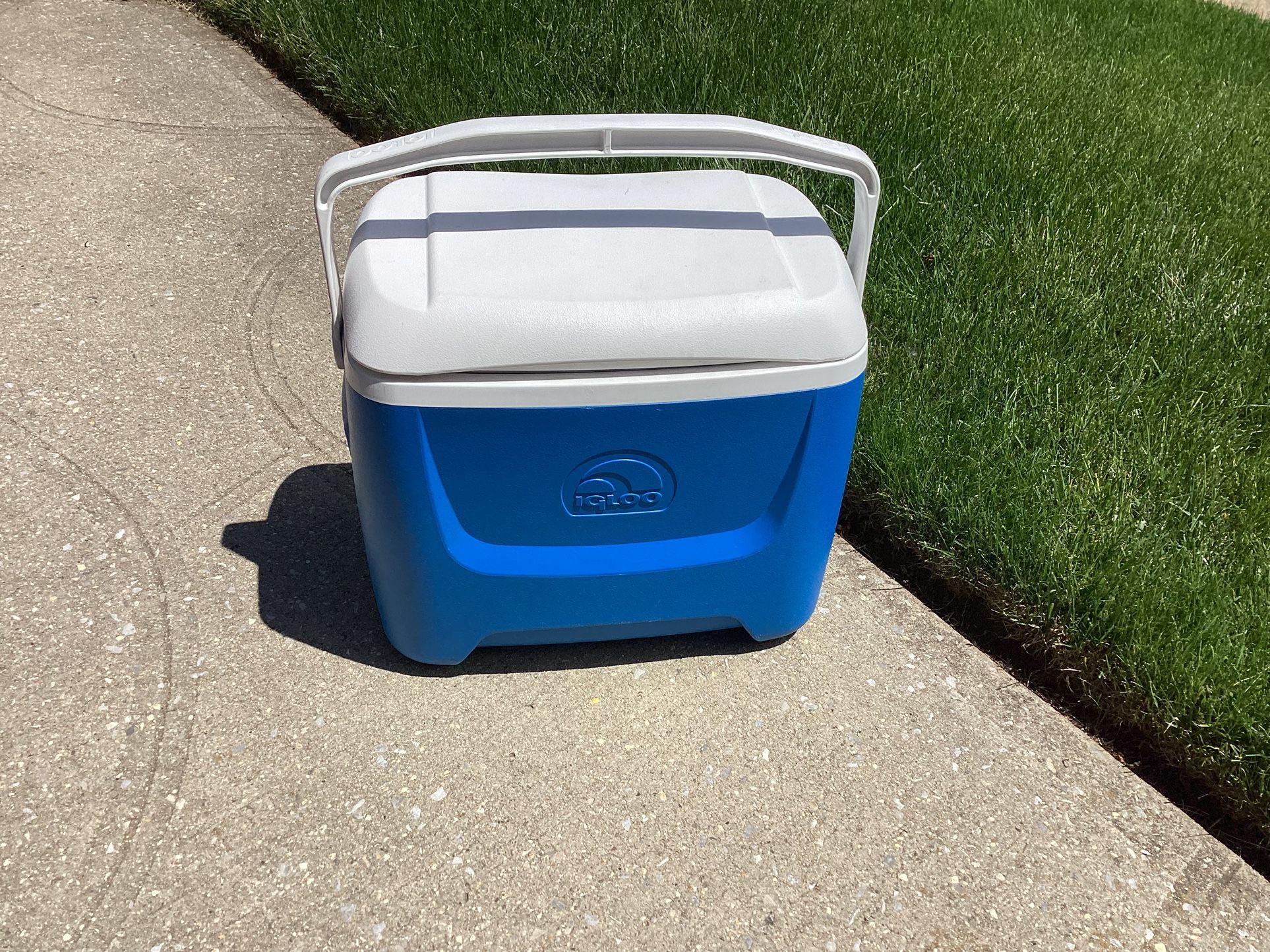 Igloo Island Breeze Cooler Blue / White 18” Long x 16.5” Tall 28 Quarts