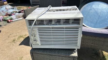 Working AC window unit