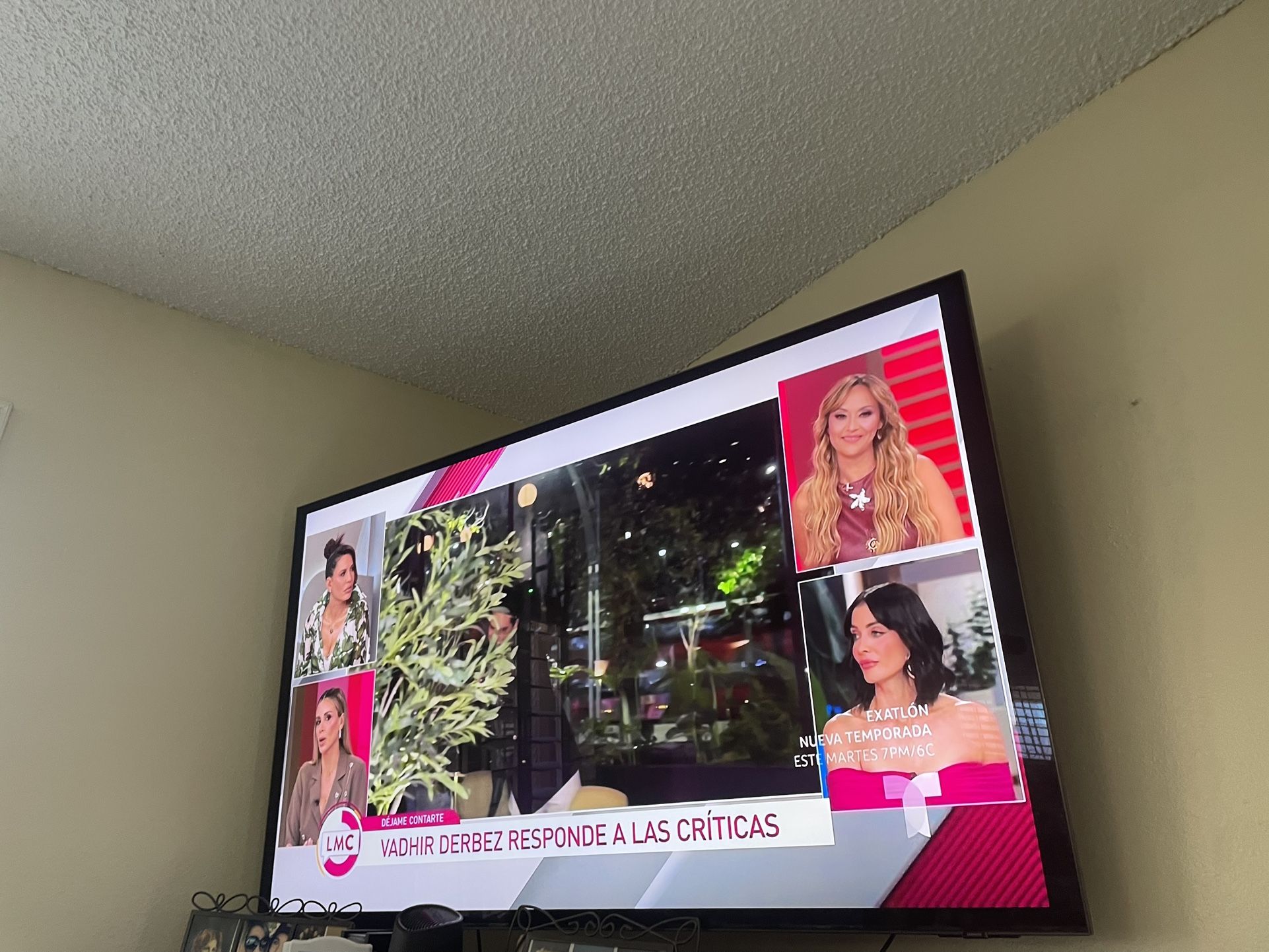 Samsung Smart Tv Parts Only 1/2 Of It Turns On 60”