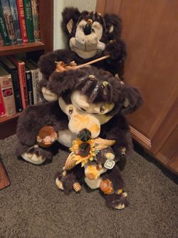 Bears stuffed from the ozarks, perfect 3 bears different. Sizes perfect. Still, tagged all three pieces, one hundred dollars