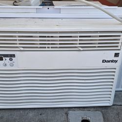 DANBY 8000 Btu Air Conditioner...mint!!