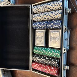 300 Poker Set With2 Decks Of Cards Missing Dice