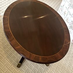 Henkel Harris Model 5241 Mahogany Banded Inlaid Oval Coffee Table