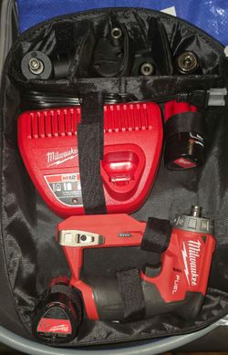 Milwaukee m12 installations drill driver with 2 batteries