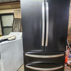 Refrigerator Marca ZLINE Nuevo Nomas Tiene Unos Golpecitos Estan  En Los A Fotos El Precio De 1200