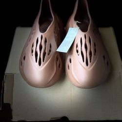 Yeezy Foam Runner (Size 11)