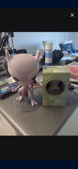 Free figures metwo and glow in dark robot