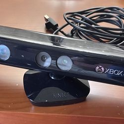 XBOX 360 - With KINECT Sensor  + 7 Games & 2 Remote Controls