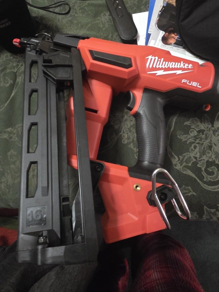 Milwaukee M18 FUEL 20 Degree 16g Nailer 