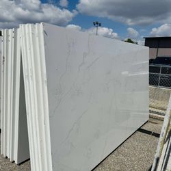 QUARTZ STONE SLABS SUPER JUMBO IN CALACATTA ALLURA 📏Each slabs cover  75.7 sq.ft, Thickness 3 cm 🔥Price $1049 per Slab🔥 