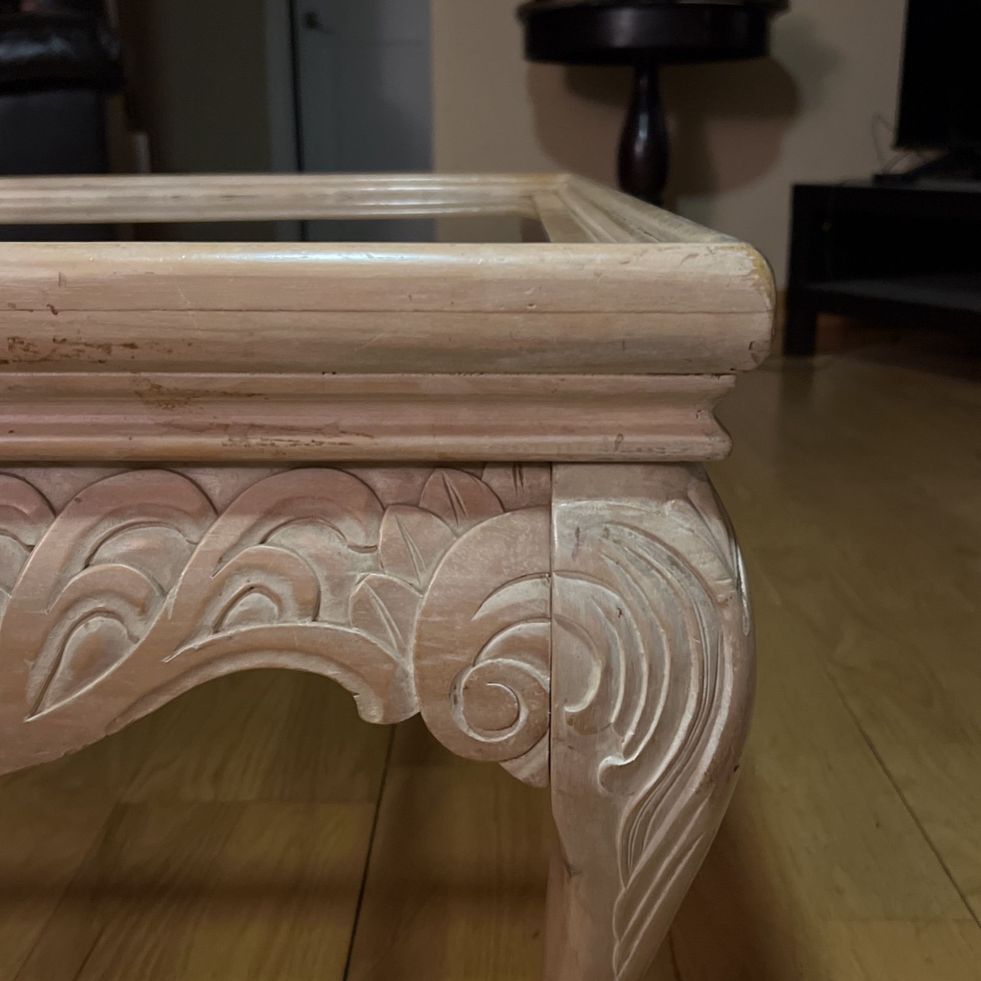 Render Fine Glass Top Coffee Table With Wooden Carving 35 In x 35 In