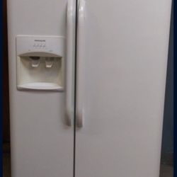 Frigidaire white Refrigerator