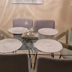 Glass Dinning Table And Chairs. 