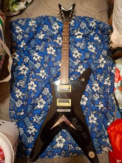 Vary nice <Dean> electric guitar grate shape