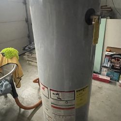 WHIRLPOOL  GAS WATER HEATER 50 GAL ~  IN GOOD WORKING CONDITION  